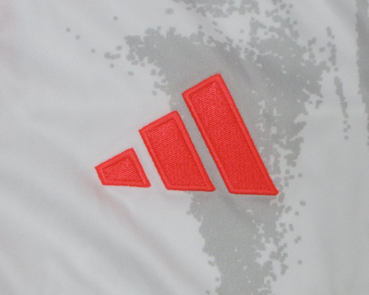 Fortuna Düsseldorf Trikot Away 2025/26 Adidas - originales Auswärtstrikot der rheinischen Diva aus der Landeshauptstadt mit eingesticktem Wappen. Detailansicht Herstellerlogo