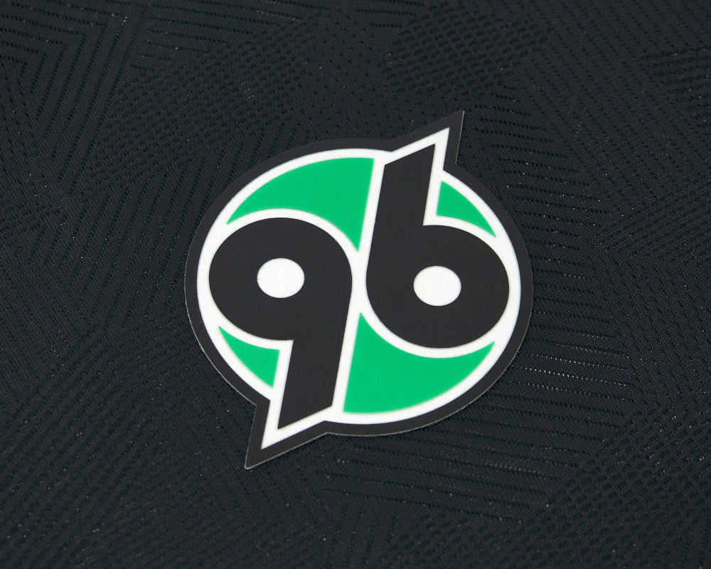 Hannover 96 Trikot Away 2026 2027 Macron Herren rot geprägte Wahrzeichen Eco Softlock neu mit Etikett. Detailansicht Vereinswappen.