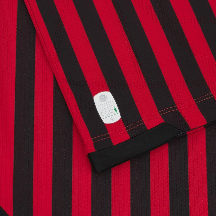 Hannover 96 Trikot Home 2025/26 Macron Herren – Offizielles Heimtrikot, aufgummiertes Wappen, Eco Brightex-Material. Detailansicht Authentizität Logo.