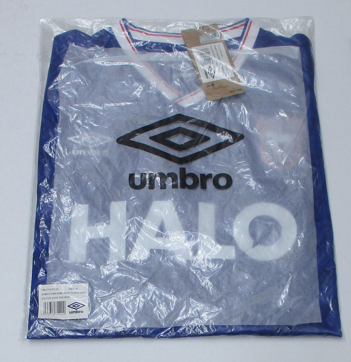 Offizielles Umbro Ipswich Town Heimtrikot der Aufstiegssaison 2025/26 für Herren in traditionellem Blau mit weißen Akzenten, eingesticktem Vereinswappen und Herstellerlogo – Neu mit Etikett. Originalverpackung.
