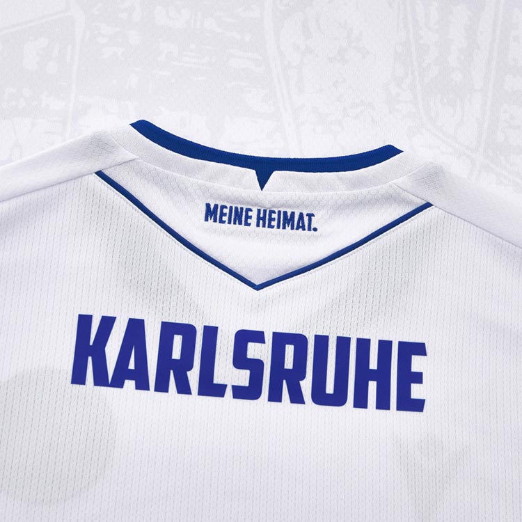 Karlsruhe Trikot Away von Macron aus der Saison 2025/26. Offizielles Fußballtrikot in Herrengröße. Detailansicht Nacken.