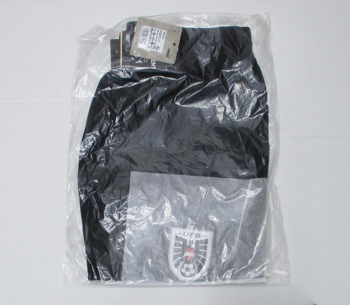 Österreich Nationalmannschaft Player Shorts Away 2022 2023 Puma Schwarz Herren Fußballshorts mit Österreich Wappen Original Neu. Detailansicht Originalverpackung.