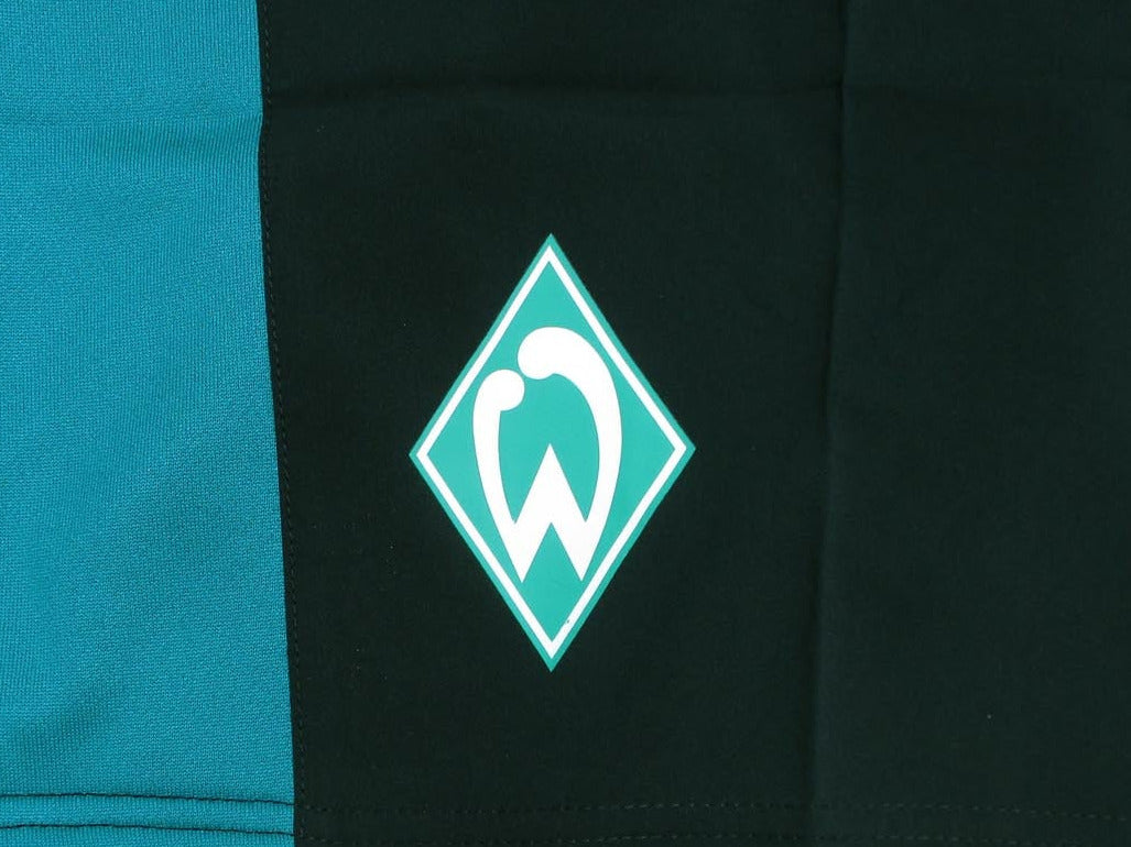 Schwarze SV Werder Bremen Trainingsshorts aus der Saison 2020/21 von Umbro mit aufgummiertem Vereinswappen und Sponsor – Wappen Detailansicht.