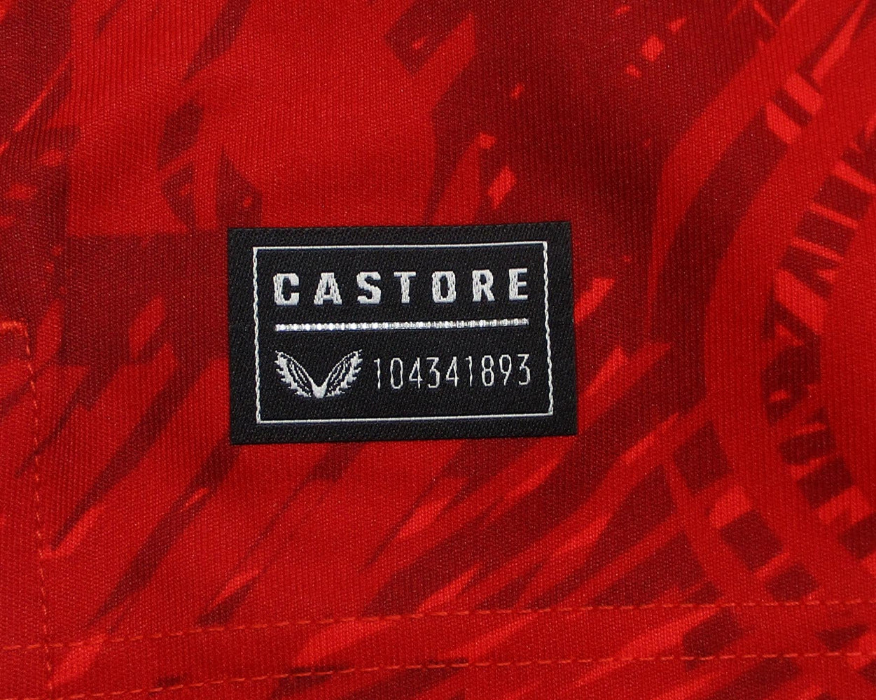 Original 1. FC Kaiserslautern Home Trikot 2024/25 von Castore in Rot, Herren XXL, neu mit Etiketten und eingesticktem Vereinswappen. Detailansicht Echtheitslogo.