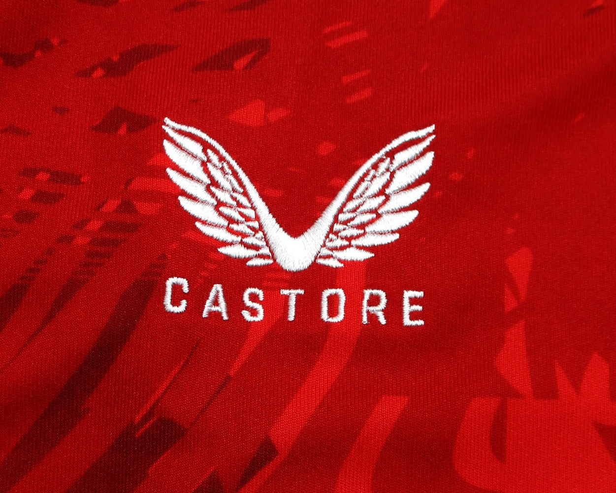Original 1. FC Kaiserslautern Home Trikot 2024/25 von Castore in Rot, Herren XXL, neu mit Etiketten und eingesticktem Vereinswappen. Detailansicht Herstellerlogo.