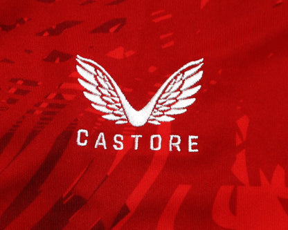 Original 1. FC Kaiserslautern Home Trikot 2024/25 von Castore in Rot, Herren XXL, neu mit Etiketten und eingesticktem Vereinswappen. Detailansicht Herstellerlogo.