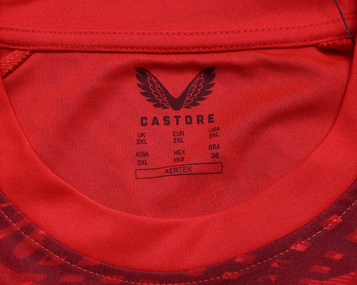 Original 1. FC Kaiserslautern Home Trikot 2024/25 von Castore in Rot, Herren XXL, neu mit Etiketten und eingesticktem Vereinswappen. Detailansicht Kragen.