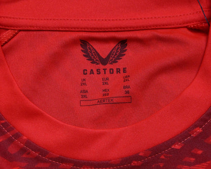 Original 1. FC Kaiserslautern Home Trikot 2024/25 von Castore in Rot, Herren XXL, neu mit Etiketten und eingesticktem Vereinswappen. Detailansicht Kragen.