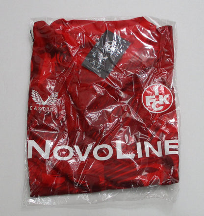 Original 1. FC Kaiserslautern Home Trikot 2024/25 von Castore in Rot, Herren XXL, neu mit Etiketten und eingesticktem Vereinswappen. Detailansicht Originalverpackung.
