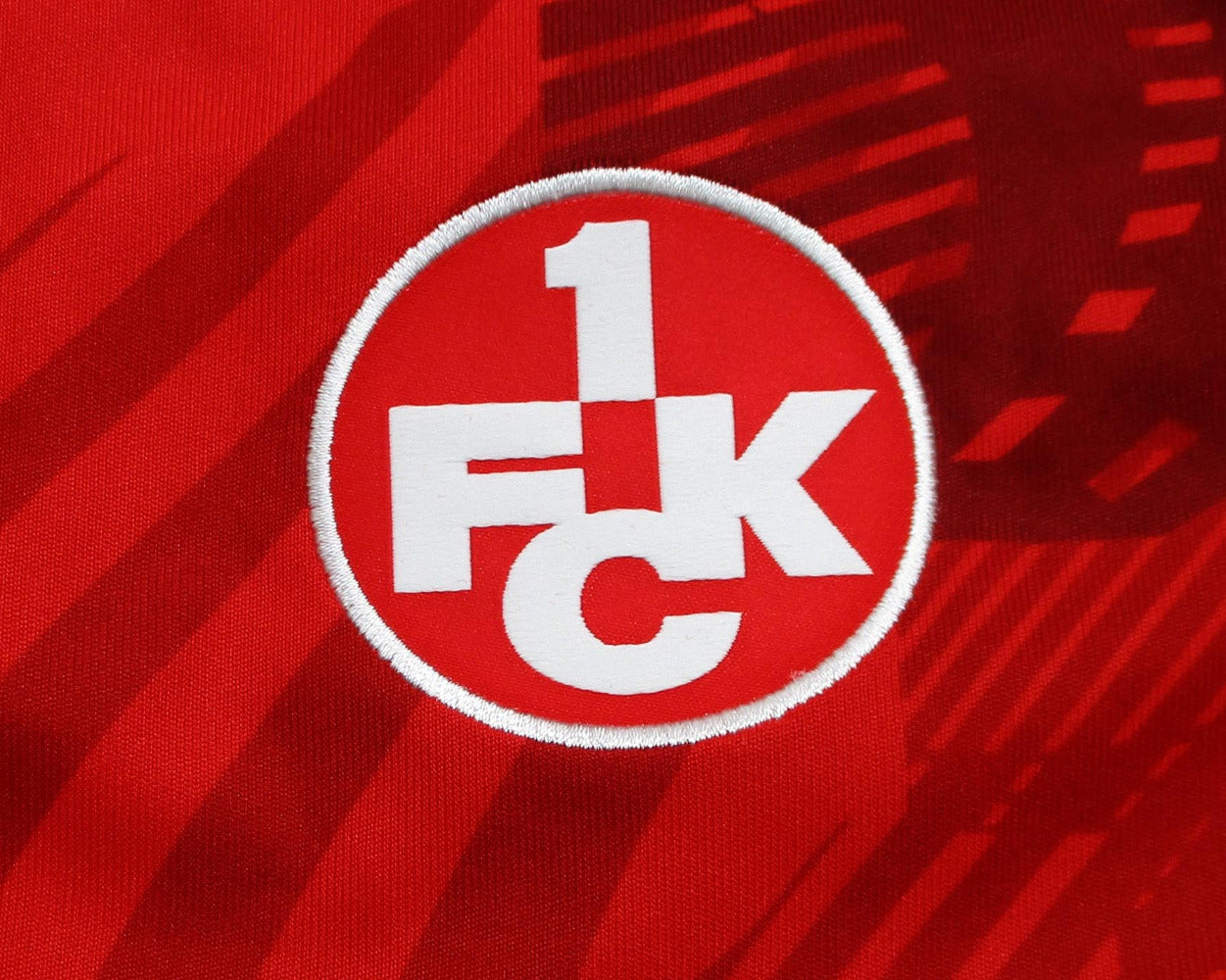 Original 1. FC Kaiserslautern Home Trikot 2024/25 von Castore in Rot, Herren XXL, neu mit Etiketten und eingesticktem Vereinswappen. Detailansicht Vereinswappen.