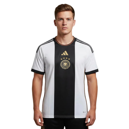 Weißes Deutschland DFB Heimtrikot 2022/23 von Adidas mit schwarzem vertikalem Streifen und DFB-Wappen