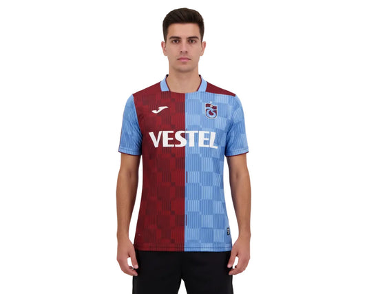 Trabzonspor Auswärtstrikot 2023/24 von Joma mit aufgeflocktem Vereinswappen