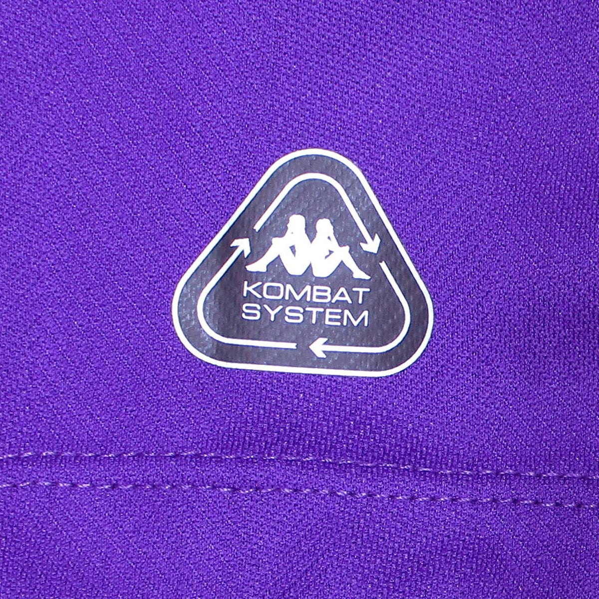 Offizielles Kappa AC Florenz (Fiorentina) Heimtrikot der Serie A Saison 2024/25 für Herren in traditionellem Violett mit aufgedruckten Logos und aufgummiertem Vereinswappen – Neu mit Etikett. Kombat Logo.