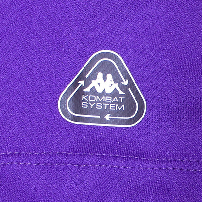 Offizielles Kappa AC Florenz (Fiorentina) Heimtrikot der Serie A Saison 2024/25 für Herren in traditionellem Violett mit aufgedruckten Logos und aufgummiertem Vereinswappen – Neu mit Etikett. Kombat Logo.