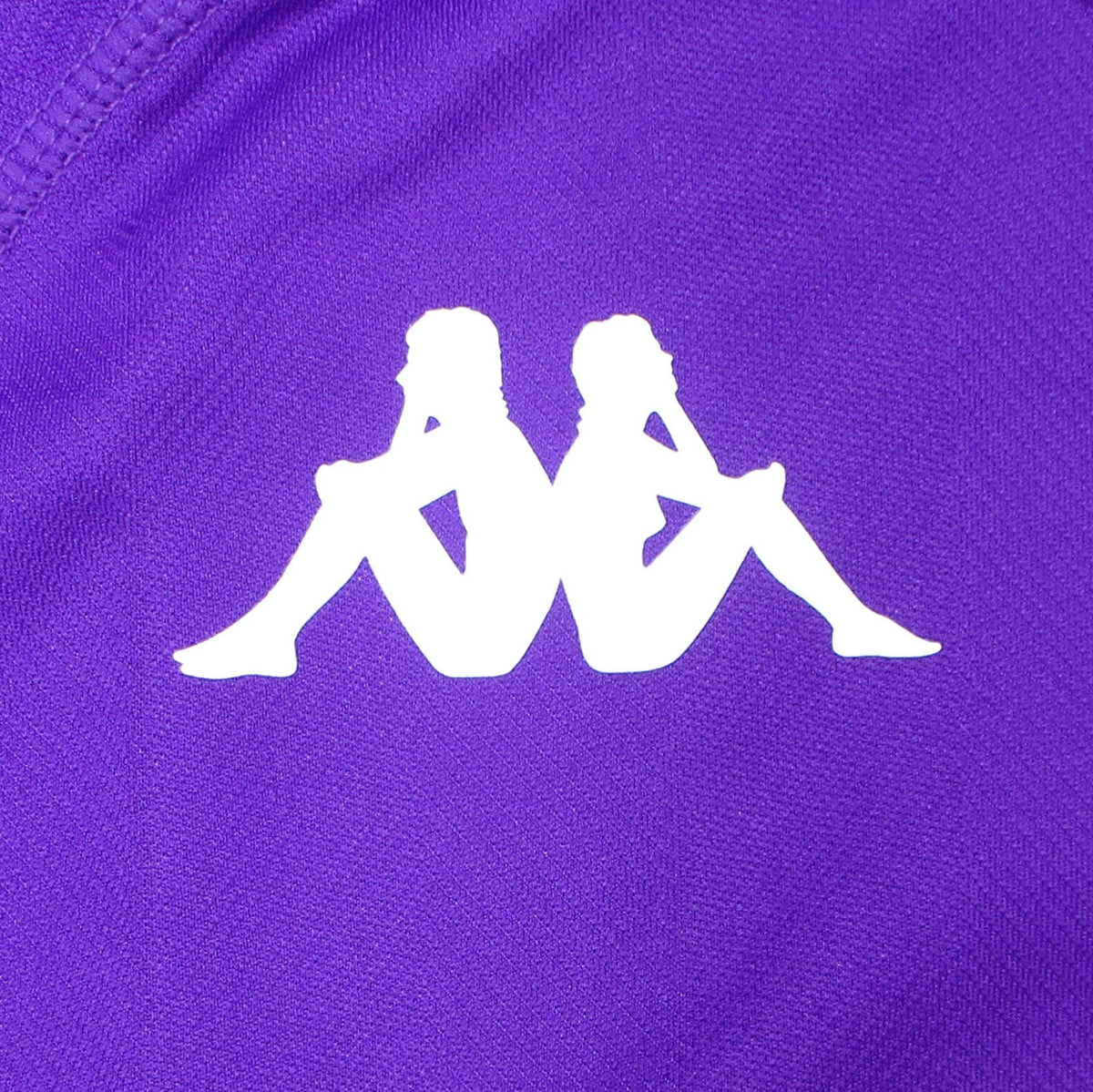 Offizielles Kappa AC Florenz (Fiorentina) Heimtrikot der Serie A Saison 2024/25 für Herren in traditionellem Violett mit aufgedruckten Logos und aufgummiertem Vereinswappen – Neu mit Etikett. Herstellerlogo.