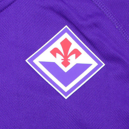 Offizielles Kappa AC Florenz (Fiorentina) Heimtrikot der Serie A Saison 2024/25 für Herren in traditionellem Violett mit aufgedruckten Logos und aufgummiertem Vereinswappen – Neu mit Etikett. Vereinswappen.