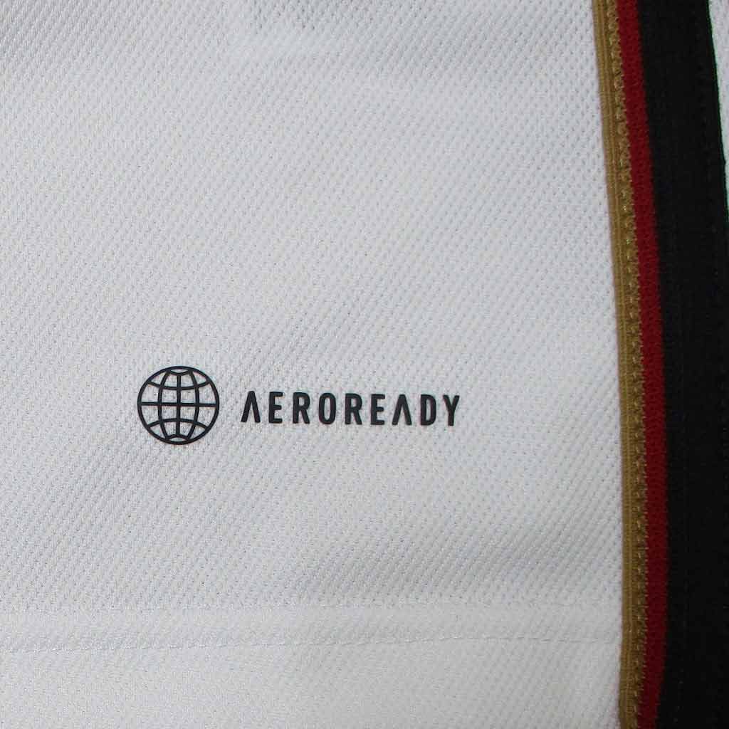 Nahaufnahme des Aeroready Logos vom weißen Deutschland  DFB Heimtrikot 2022/23 von Adidas als reduziertes Angebot günstig kaufen.