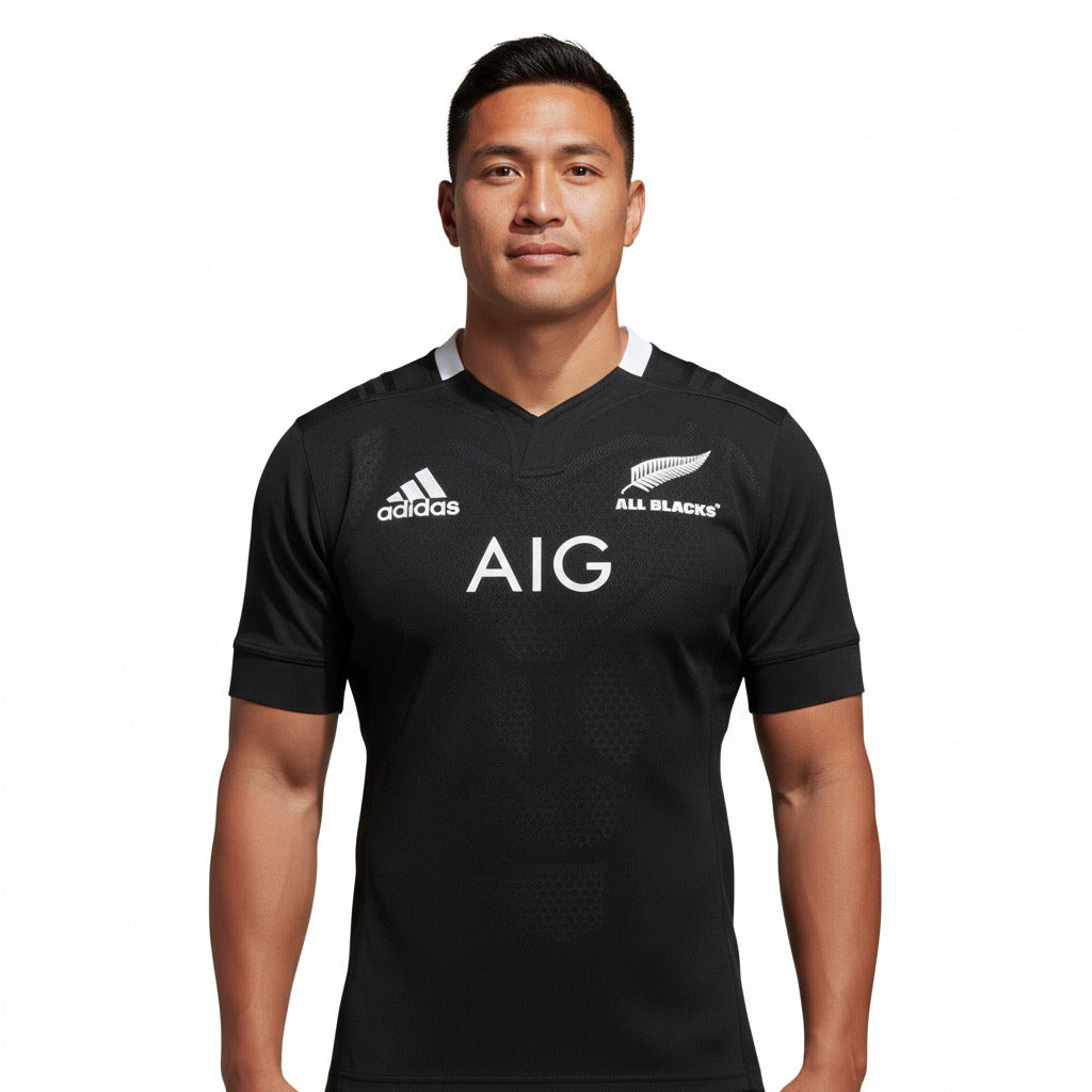Schwarzes All Blacks Neuseeland Rugby-Trikot von Adidas Saison 2020/21 mit weißem Farn-Logo in Herrengröße. Offizielles Trikot mit Model angezeigt.
