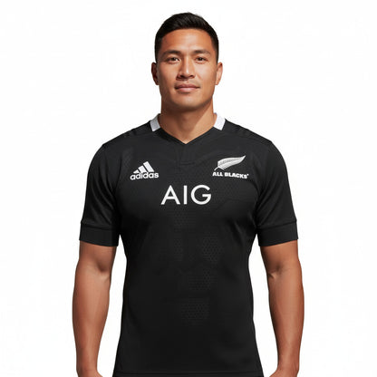 Schwarzes All Blacks Neuseeland Rugby-Trikot von Adidas Saison 2020/21 mit weißem Farn-Logo in Herrengröße. Offizielles Trikot mit Model angezeigt.