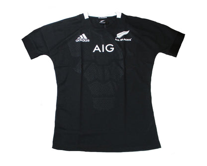 Schwarzes All Blacks Neuseeland Rugby-Trikot von Adidas Saison 2020/21 mit weißem Farn-Logo in Herrengröße. Offizielles Trikot flach liegend angezeigt.
