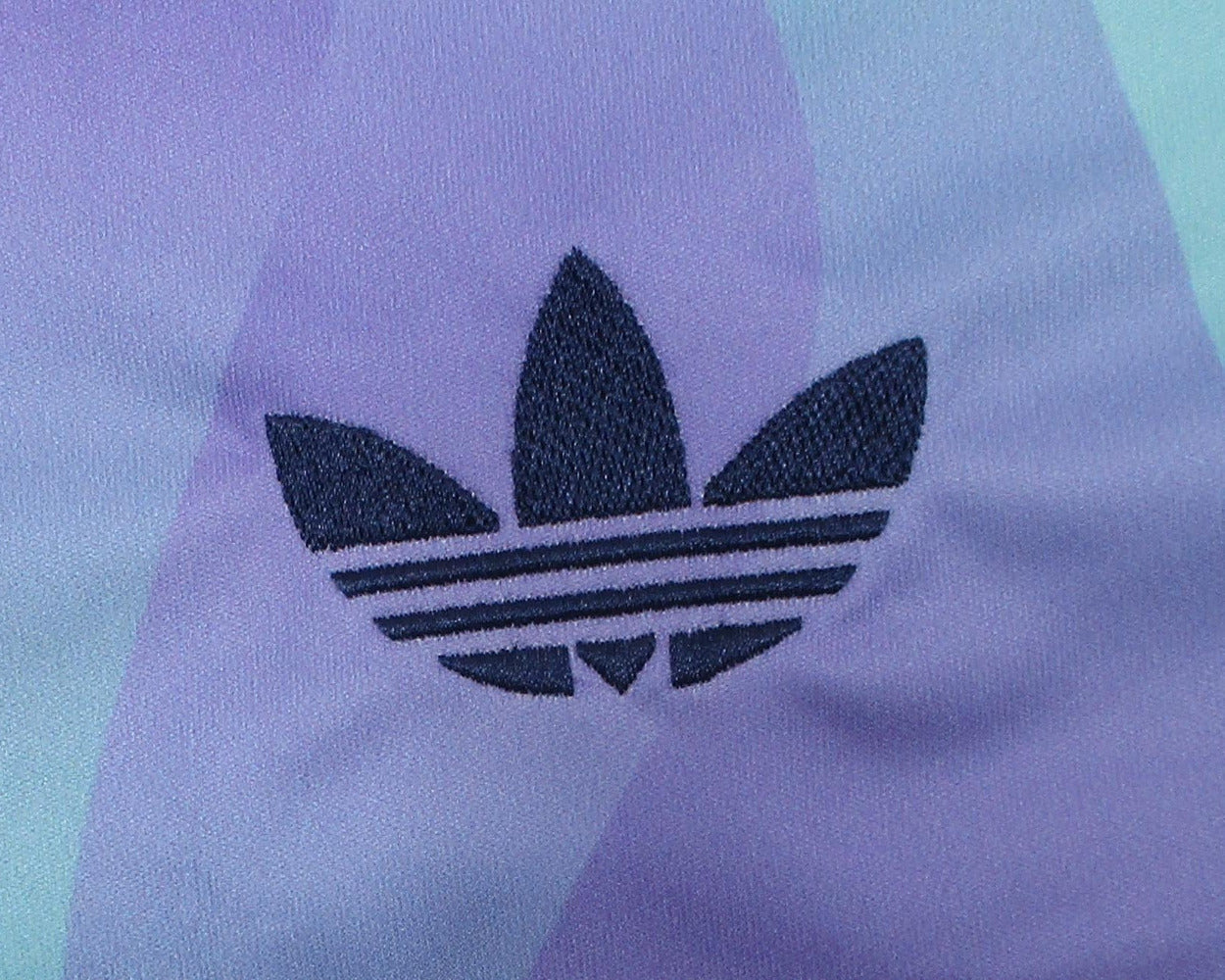 Arsenal London Third Trikot 2024/25 Adidas Herren mit eingesticktem Vereinswappen, Adidas Logo und Aeroready Technologie. Detailansicht Adidas Logo.