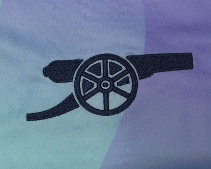 Arsenal London Third Trikot 2024/25 Adidas Herren mit eingesticktem Vereinswappen, Adidas Logo und Aeroready Technologie. Detailansicht Vereinswappen Arsenal.