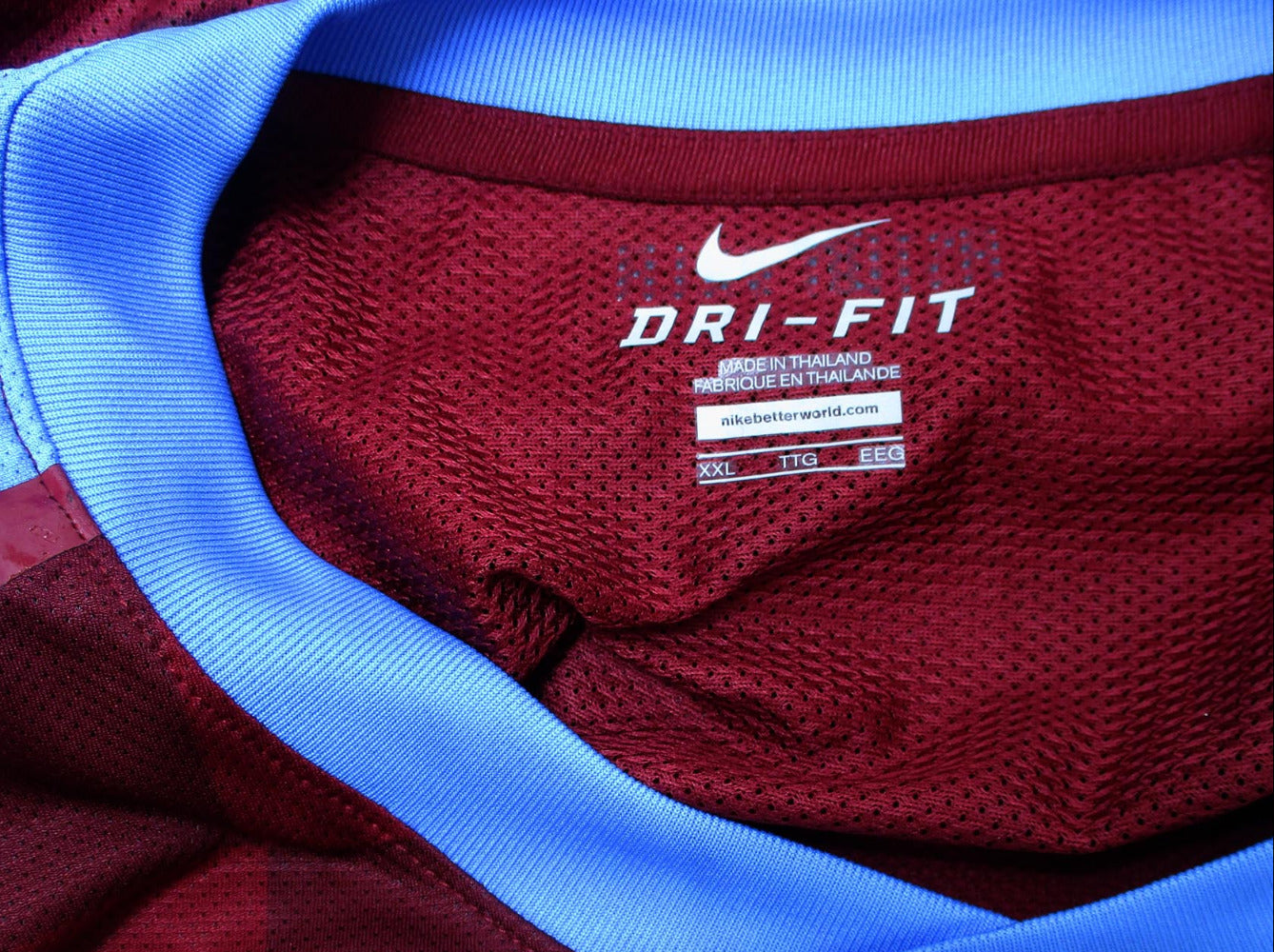 Aston Villa Player Issue Heimtrikot 2008/09 von Nike ohne Sponsor. Original Spielertrikot Vintage Premier League. Herrentrikot in XXL Detailansicht Kragen.