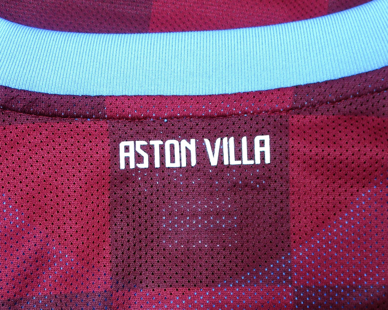 Aston Villa Player Issue Heimtrikot 2008/09 von Nike ohne Sponsor. Original Spielertrikot Vintage Premier League. Herrentrikot in XXL Detailansicht Nacken.