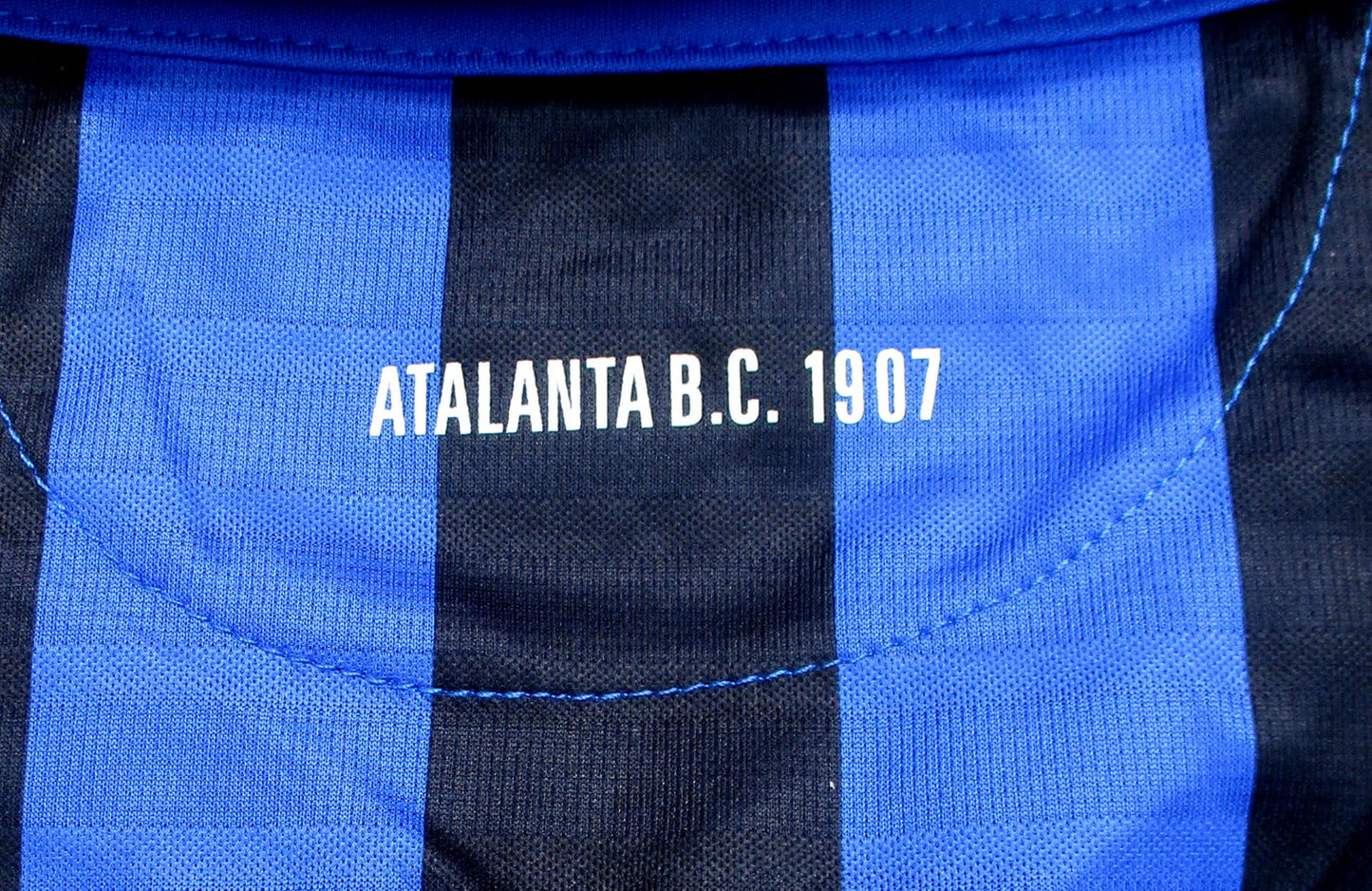 Original Atalanta Bergamo Home Trikot 2019/20 von Joma in Blau-Schwarz, Herren XXL, neu mit Etiketten und aufgeflocktem Vereinswappen. Rückseite Nacken.