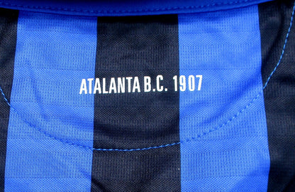 Original Atalanta Bergamo Home Trikot 2019/20 von Joma in Blau-Schwarz, Herren XXL, neu mit Etiketten und aufgeflocktem Vereinswappen. Rückseite Nacken.