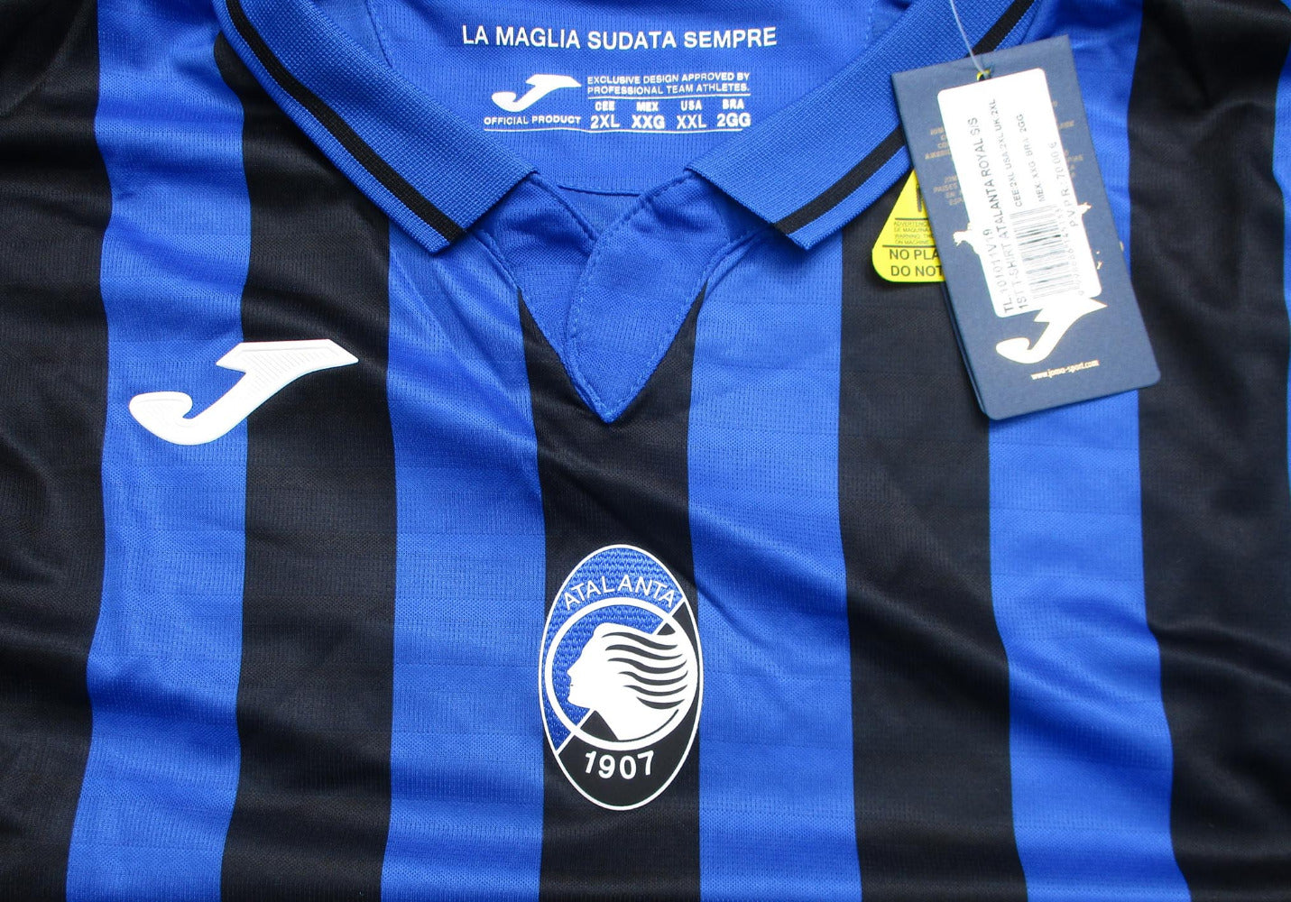 Original Atalanta Bergamo Home Trikot 2019/20 von Joma in Blau-Schwarz, Herren XXL, neu mit Etiketten und aufgeflocktem Vereinswappen. Details Vorderseite.