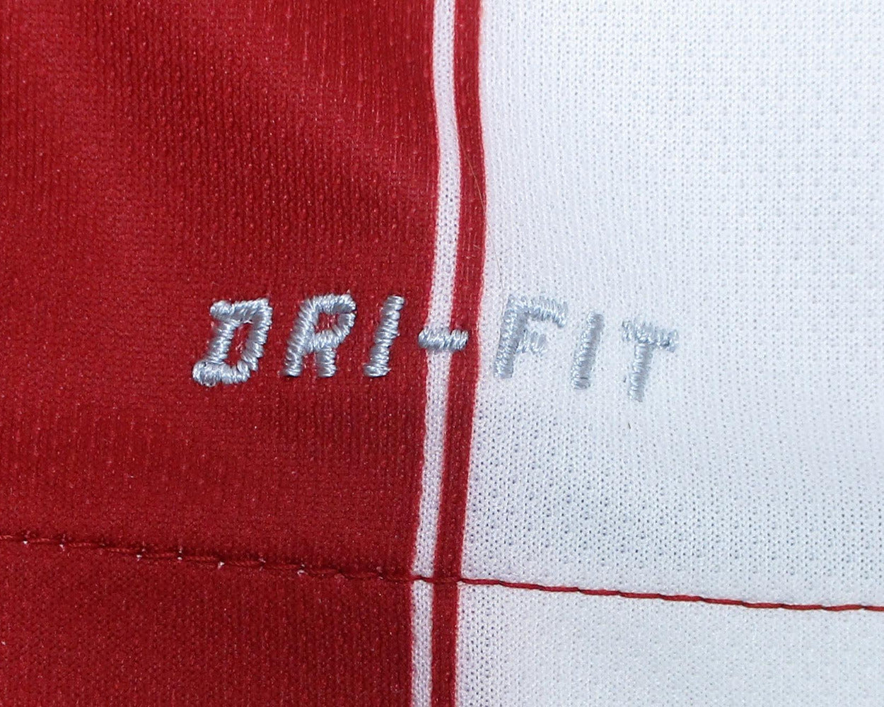Atlético Madrid Heimtrikot Nike 2015/16 Kinder rot-weiß Dri-FIT. Detailansicht Dri-Fit Logo. 