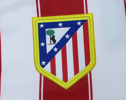 Atlético Madrid Heimtrikot Nike 2015/16 Kinder rot-weiß Dri-FIT. Detailansicht Vereinswappen.
