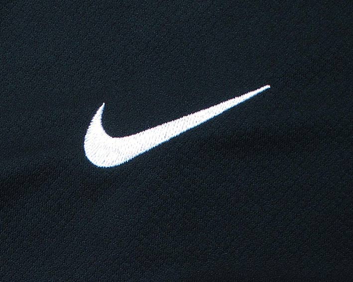 Australien Away Trikot in Kindergröße von 2025/26 hergestellt von Nike. Nahaufnahme des Nike Swoosh Logo.