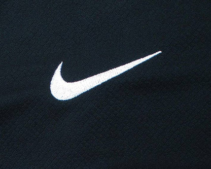 Australien Away Trikot in Kindergröße von 2025/26 hergestellt von Nike. Nahaufnahme des Nike Swoosh Logo.