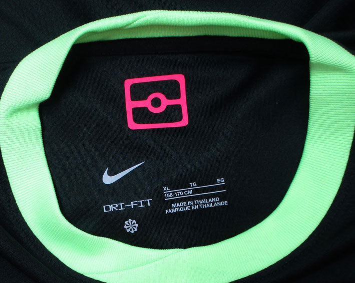 Australien Away Trikot in Kindergröße von 2025/26 hergestellt von Nike. Details im Kragen.