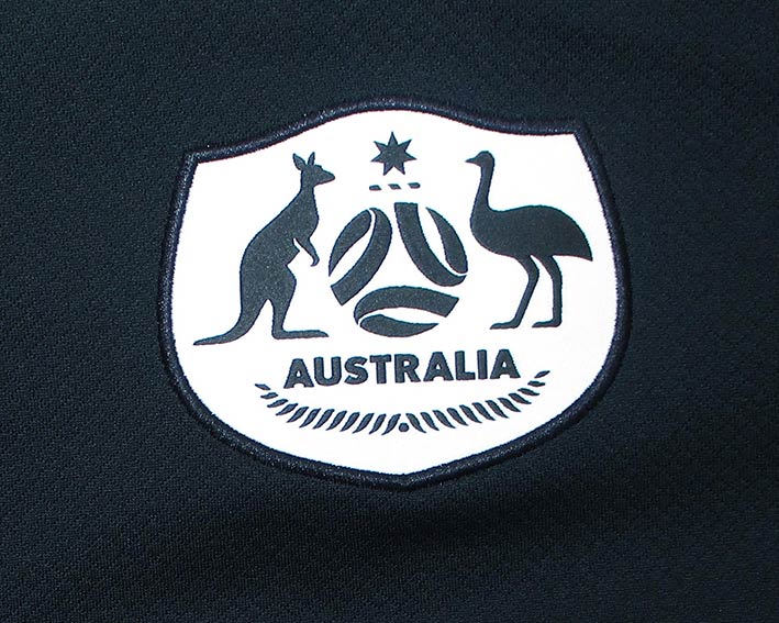 Australien Away Trikot in Kindergröße von 2025/26 hergestellt von Nike. Wappen Nahaufnahme.