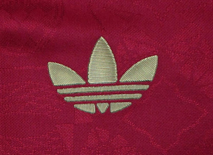 Offizielles Adidas FC Bayern München Jubiläumstrikot für Kinder in Weiß und Dunkelrot mit gesticktem Retro-Vereinswappen – Neu mit Etikett. Adidas Logo.