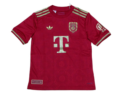 Offizielles Adidas FC Bayern München Jubiläumstrikot für Kinder in Weiß und Dunkelrot mit gesticktem Retro-Vereinswappen – Neu mit Etikett.