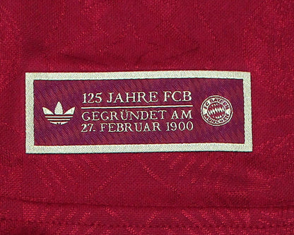 Offizielles Adidas FC Bayern München Jubiläumstrikot für Kinder in Weiß und Dunkelrot mit gesticktem Retro-Vereinswappen – Neu mit Etikett. Jubiläumsplakette.