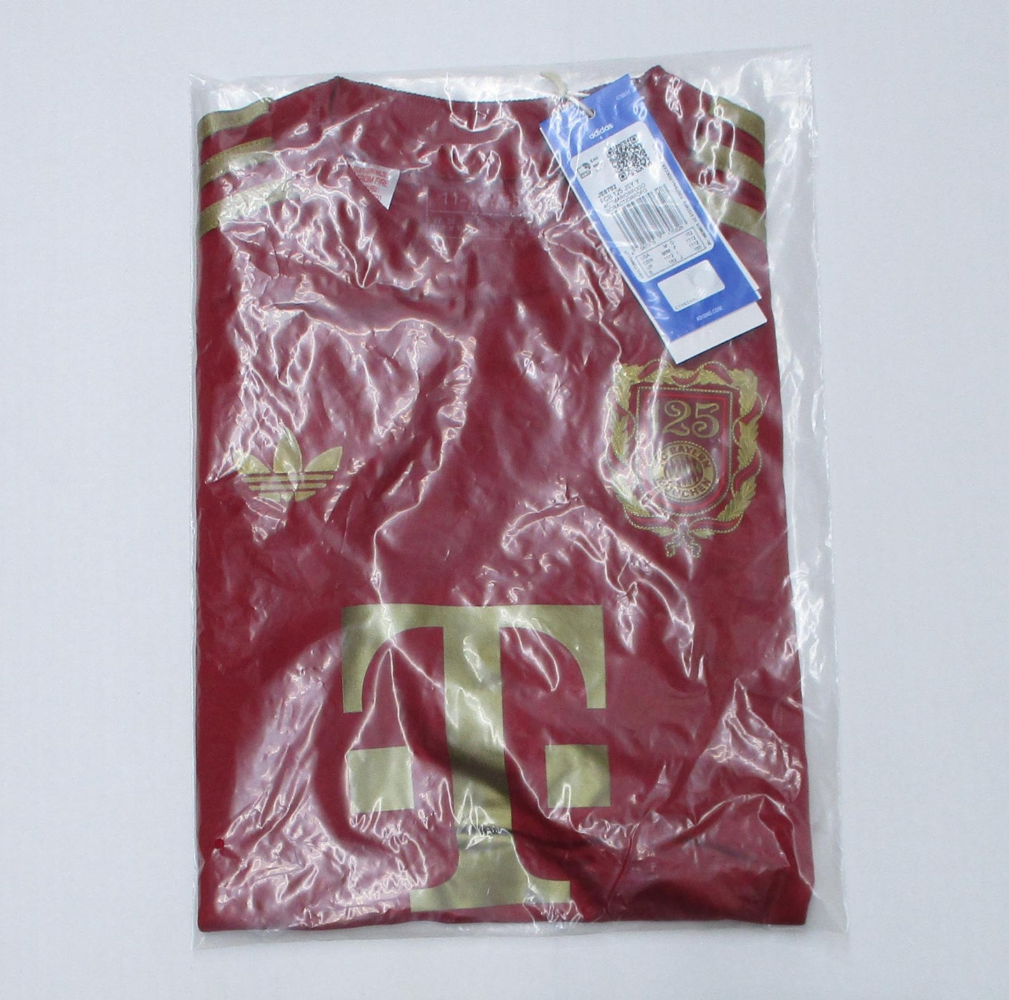 Offizielles Adidas FC Bayern München Jubiläumstrikot für Kinder in Weiß und Dunkelrot mit gesticktem Retro-Vereinswappen – Neu mit Etikett. Originalverpackung.
