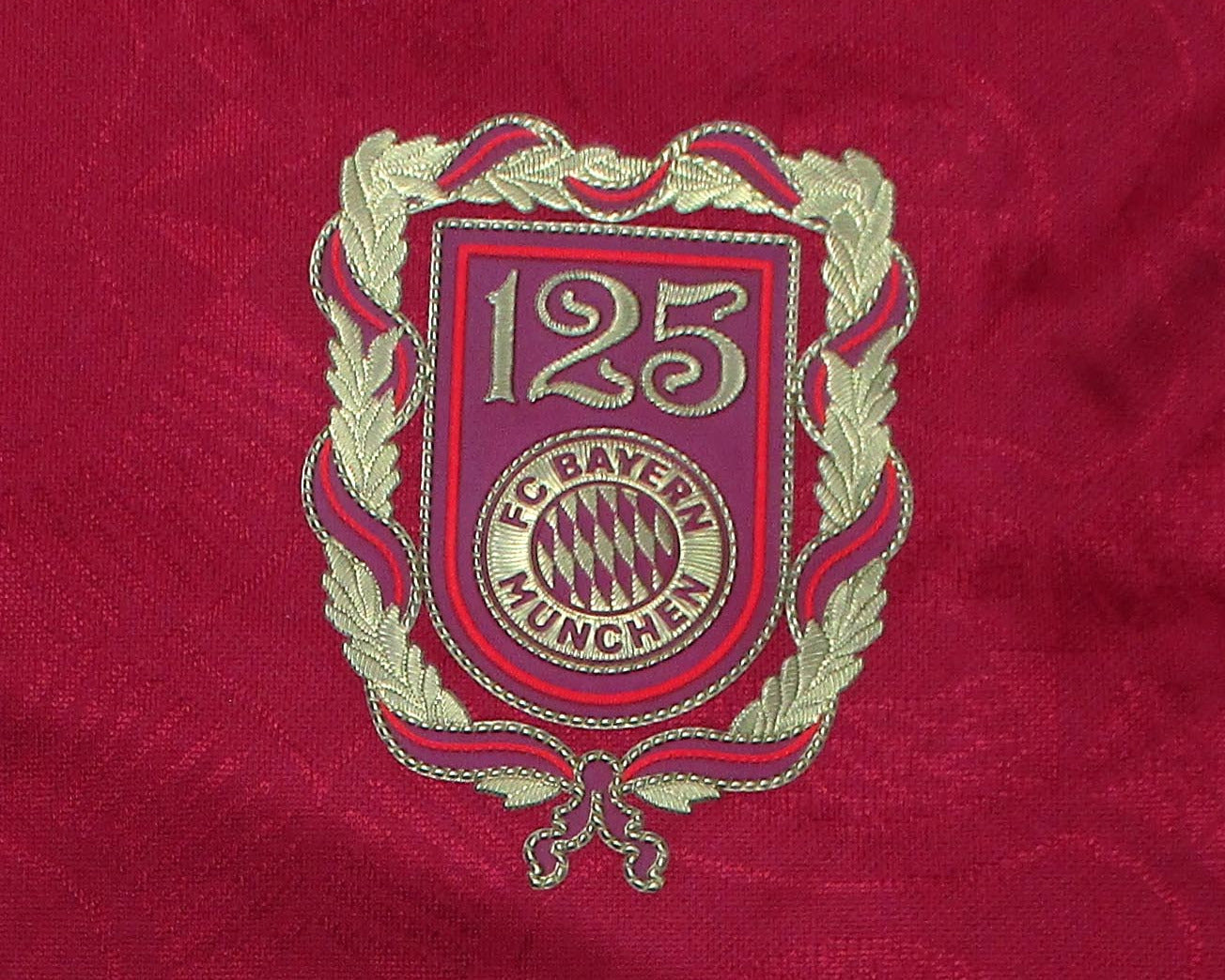 Offizielles Adidas FC Bayern München Jubiläumstrikot für Kinder in Weiß und Dunkelrot mit gesticktem Retro-Vereinswappen – Neu mit Etikett. Vereinswappen.