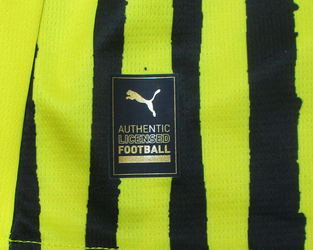 Gelbes Borussia Dortmund BVB Kinder Kidsuper Puma 2025. Als reduziertes Angebot günstig kaufen. Kindermodel. Detailansicht Authentic Logo.