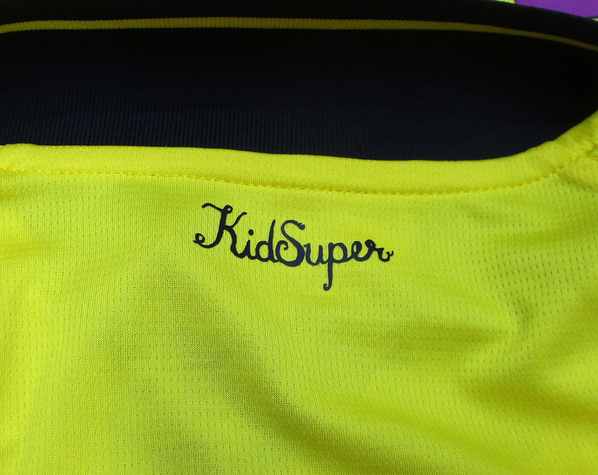 Gelbes Borussia Dortmund BVB Kinder Kidsuper Puma 2025.  Als reduziertes Angebot günstig kaufen. Kindermodel. Detailansicht Kidsuper Logo.