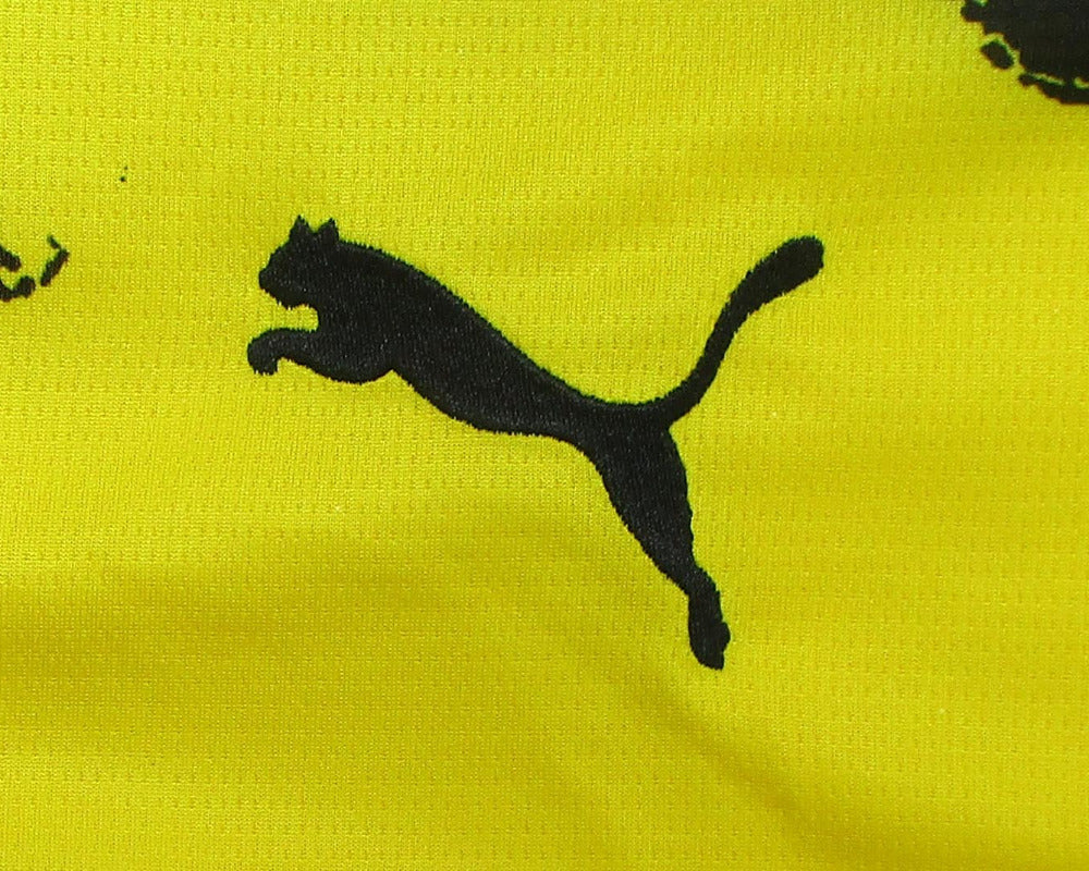 Gelbes Borussia Dortmund BVB Kinder Kidsuper Puma 2025. Als reduziertes Angebot günstig kaufen. Kindermodel. Detailansicht Puma Cat Logo.