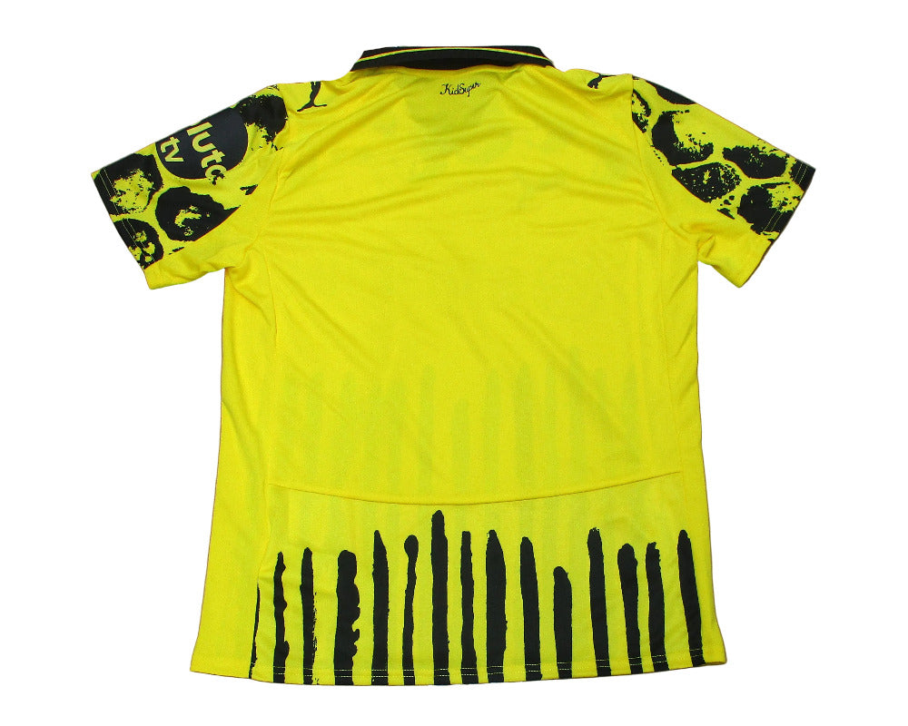 Gelbes Borussia Dortmund BVB Kinder Kidsuper Puma 2025. Als reduziertes Angebot günstig kaufen. Kindermodel. Rückseite.