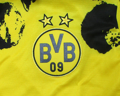 Gelbes Borussia Dortmund BVB Kinder Kidsuper Puma 2025. Als reduziertes Angebot günstig kaufen. Kindermodel. Detailansicht Vereinswappen.