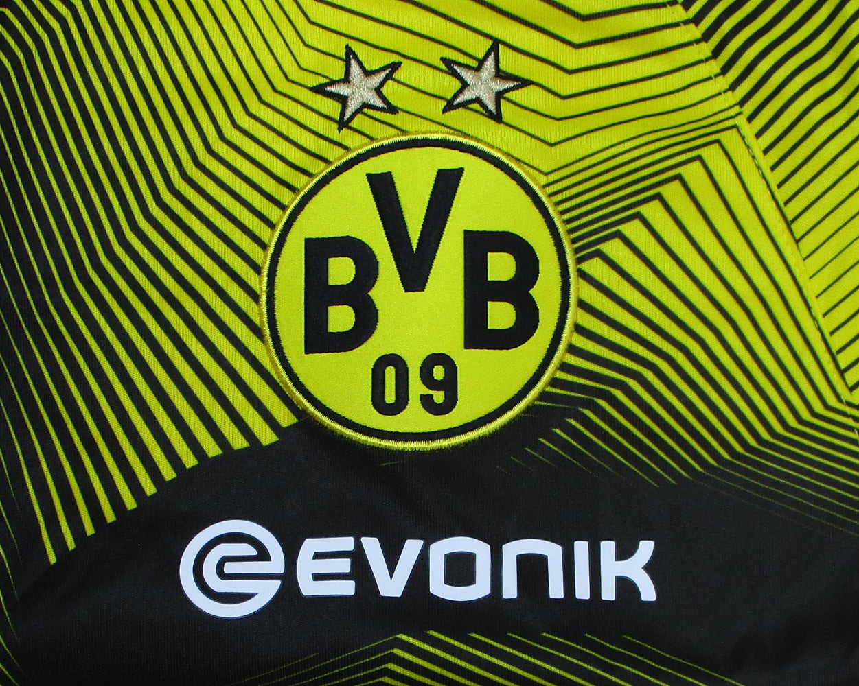 Puma Borussia Dortmund Kinder Trainingstrikot Graphic aus der Saison 2018/19 in Schwarz-Gelb mit gesticktem BVB Wappen. Vereinswappen.