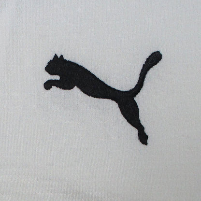 Offizielles Puma Borussia Mönchengladbach Heimtrikot der Saison 2025/26 für Kinder in traditionellem Weiß mit grünen und schwarzen Akzenten sowie eingesticktem Vereinswappen – Neu mit Etikett. Detailansicht Puma Cat.
