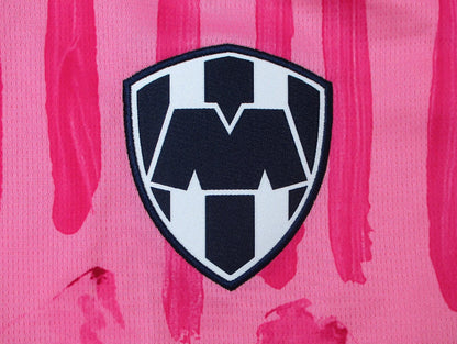 CF Monterrey KidSuper Trikot 2025 Puma Herren Original Fußballtrikot des Clubs aus Mexiko. Detailansicht Wappen günstig kaufen.